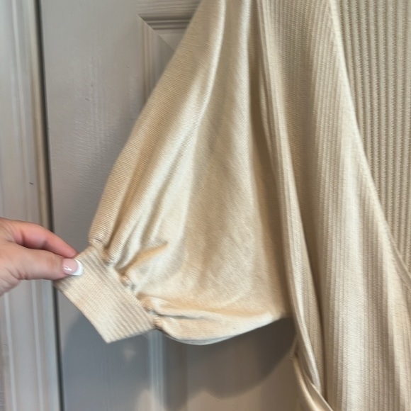 ASOS brand size 8 wrap style short sleeve dress with tie at waist. - Picture 5 of 6